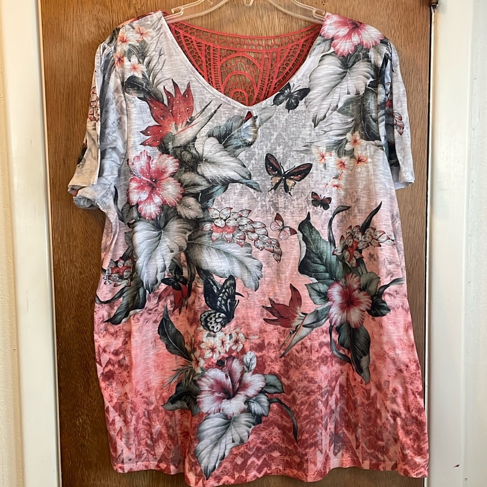 Beautiful Woman’s Plus Sz 2X Top Feminine Pattern Featuring Lace